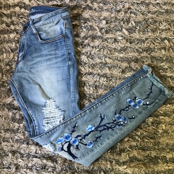 💠Trendy Jeans with Embroidery Flower Design💠 - Picture 5 of 9